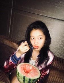 女孩子吃网红红瓜视频,女孩们的味蕾盛宴