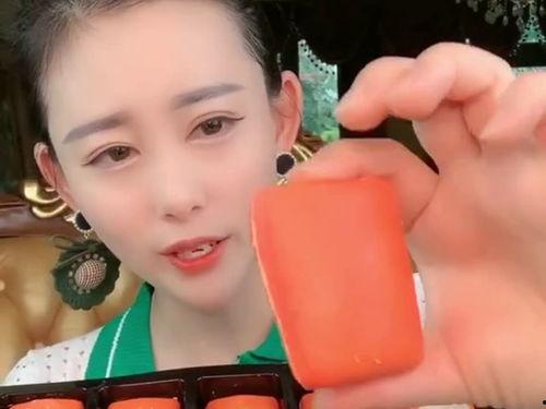 农村美女吃网红瓜